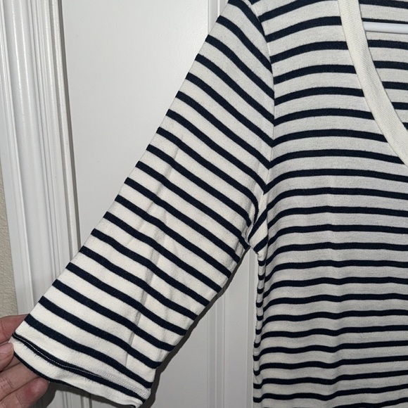 Splendid V-neck short sleeve top
Size XL - Picture 3 of 5